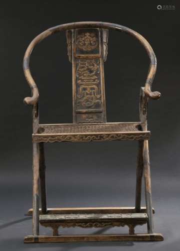 Paire de fauteuils pliants jiaoyi en bois sculpté<br />
CHIN...