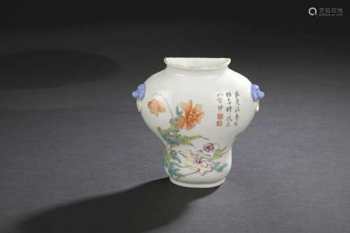 Petit vase applique en porcelaine polychrome<br />
Chine<br ...
