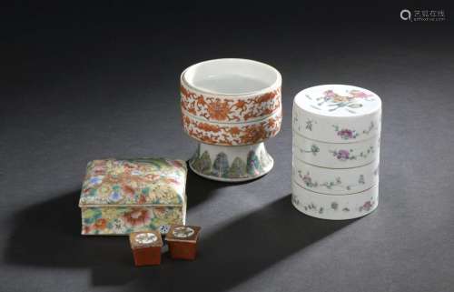 Trois boîtes en porcelaine<br />
CHINE, XXe siècle<br />
La ...