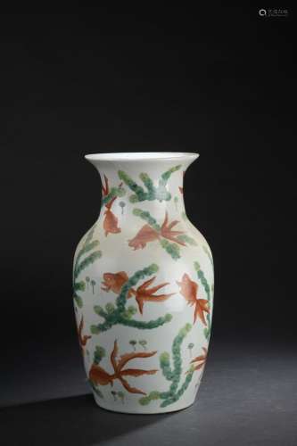 Vase en porcelaine à décor de poissons. <br />
CHINE, XXe si...