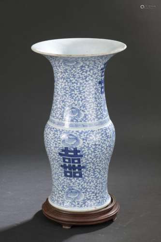 Vase en porcelaine bleu blanc<br />
CHINE, début du XXe sièc...