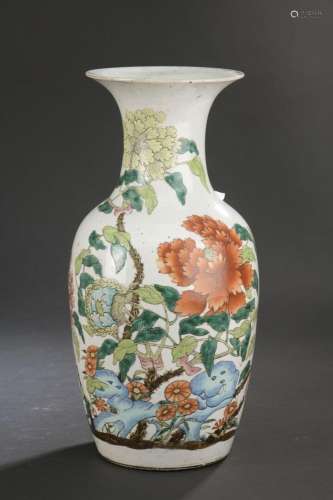 Vase balustre en porcelaine polychrome<br />
CHINE, XXe sièc...