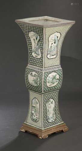Vase Gu en porcelaine famille verte<br />
CHINE, XXe siècle<...