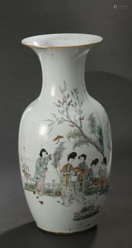 Vase balustre en porcelaine polychrome<br />
CHINE, XXe sièc...