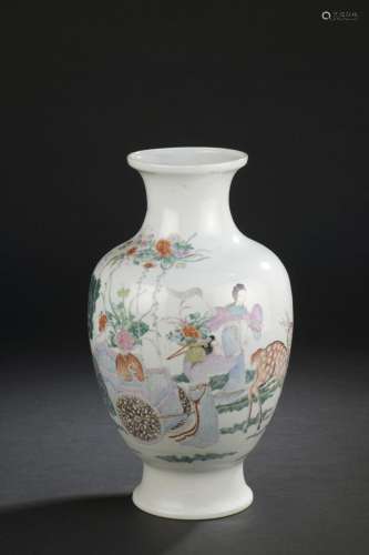 Vase en porcelaine polychrome<br />
CHINE, XXe siècle<br />
...