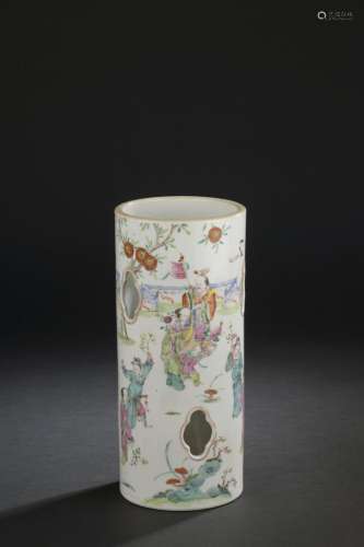 Vase porte-chapeau en porcelaine polychrome<br />
CHINE, XXe...