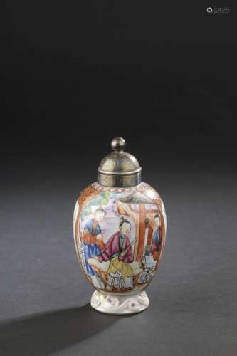 Flacon en porcelaine famille rose<br />
CHINE, XVIIIe siècle...