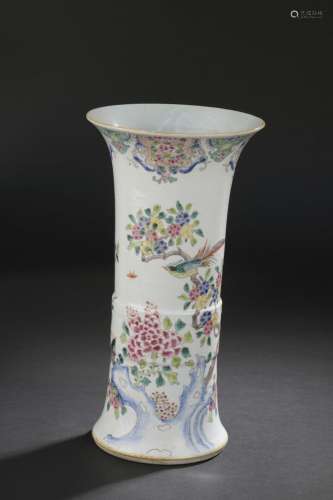 Vase gu en porcelaine famille rose<br />
CHINE, XIXe siècle<...