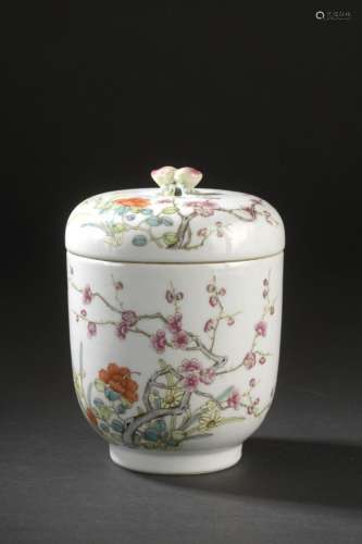 Pot couvert en porcelaine famille rose<br />
CHINE, marque e...