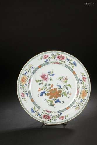 Plat en porcelaine famille rose<br />
CHINE, XVIIIe siècle<b...