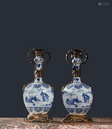 Paire de vases bouteille en faïence de Delft à décor dans le...