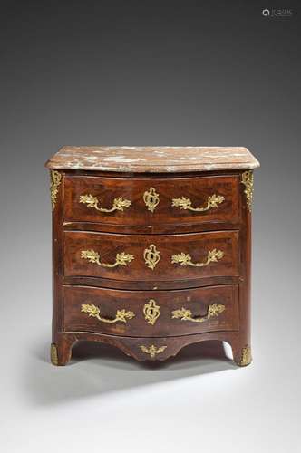 Commode galbée en placage de palissandre en frisage dans des...