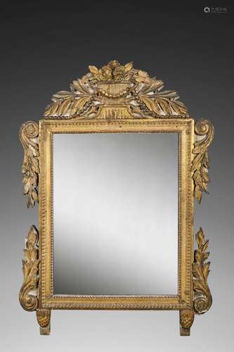 Miroir en bois sculpté et doré et partiellement laqué gris à...