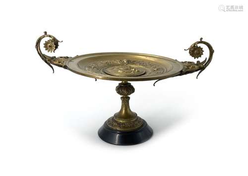 Grande coupe en bronze sur piédouche à décor de Vénus et d'u...