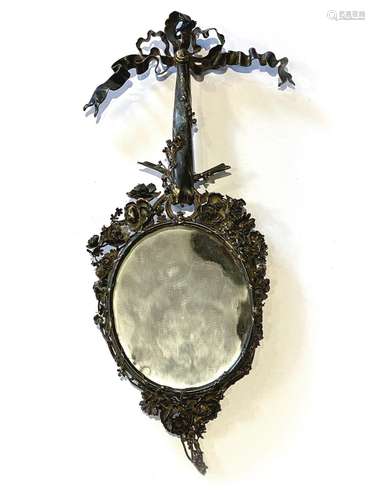 Petit miroir d'applique au ovale en vermeil ajouré de guirla...