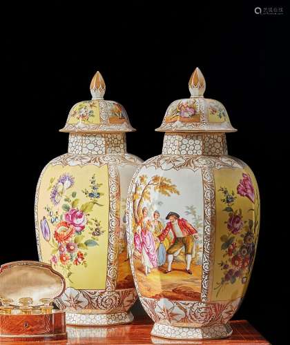 Paire de vases couverts ovoïdes en porcelaine polychrome et ...