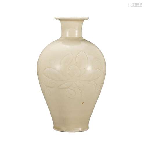 A WHITE-GLAZED FLORAL VASE