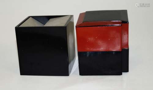 A) Boîte en laque noire empilable, carrée, h. 8,5 cm, l. 7,6...