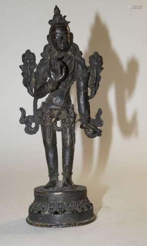 Bronzefigur, krustige schwarze Patina, H. 20 cm. Boddhisatva...
