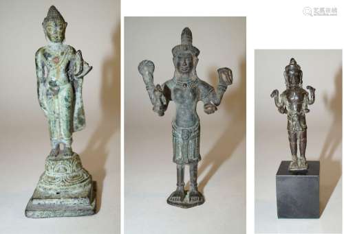 A) Buddha auf hohem Sockel, Bronze, grüne Patina, H. 14,5 cm...