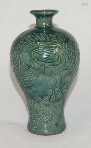 Keramik, grüne Glasur. Meiping-Form. Drache und Phoenix in U...