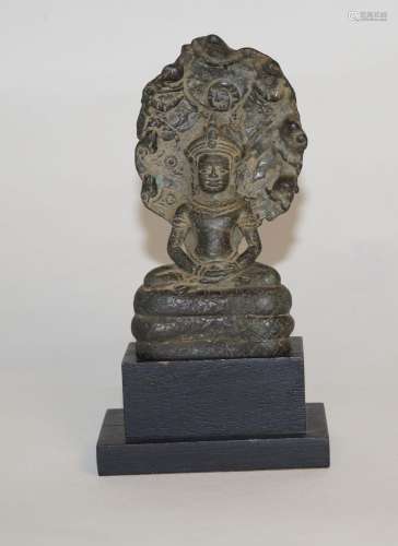 H. 12 cm. Buddha sitzt in Meditation auf einer zusammengerol...