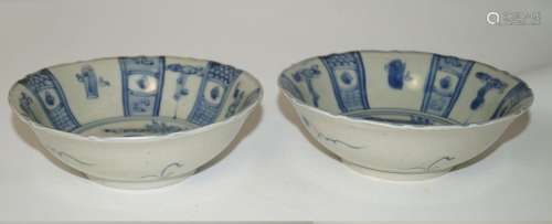 Zwei blauweiße Schalen, H. 5,5 cm. Porzellan, weißbläuliche ...