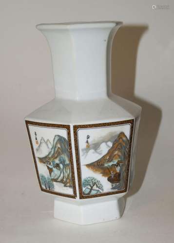 Porzellan, weiße Glasur. Hexagonale Vase mit trompetenförmig...