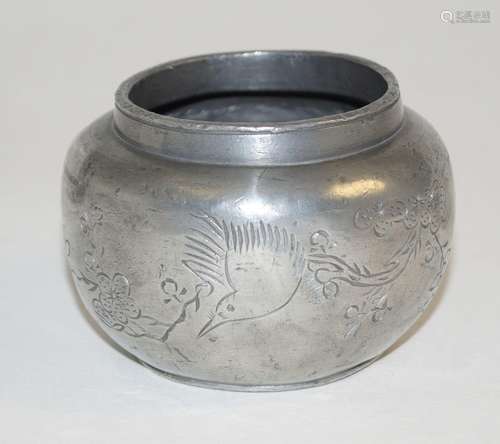 Zinkfarbenes Metall, D. 8 cm. Runde Vase mit kantiger Schult...