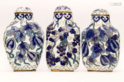 Messing-Korpus. Flache Form, ca. H. 6,5 cm. Blaue Blumen und...