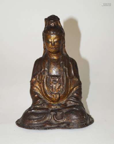 H. 17 cm. Bronzelegierung mit Goldlack-Fassung, meditierende...