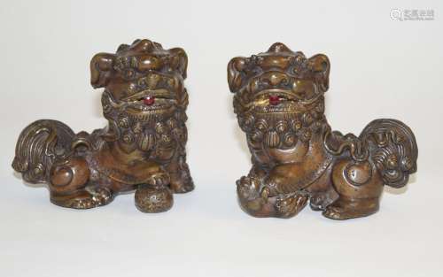 Rotbraune Patina, H. 11 cm, B. 11,5 cm. Fo-Hunde Paar mit ro...