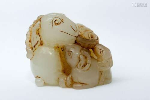 Weißes Glas, Jade Imitation, B. 5 cm. Rammbock mit zwei Kind...