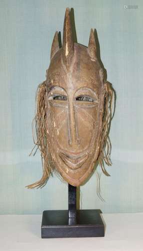 Leichtes Holz, H. 63 cm. Lange flache Gesichtsmaske unter ru...