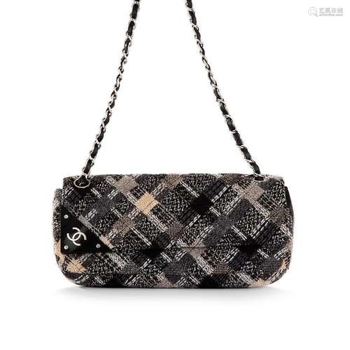 CHANEL Paris,Sac baguette en tweedde couleur noire et grise,...