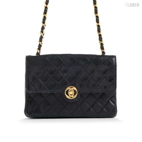 CHANEL ParisPetit sac à rabaten agneau noir matelassé, intér...