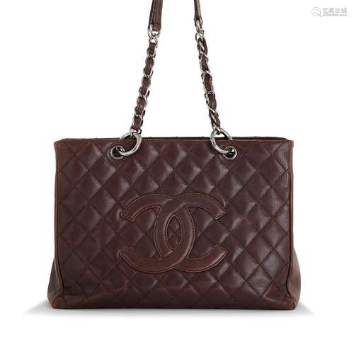 CHANEL ParisSac Cabasen veau matelassé marron, intérieur en ...