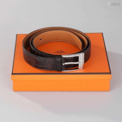 HERMÈS ParisCeinture en crocodile marron, intérieur beigeBou...