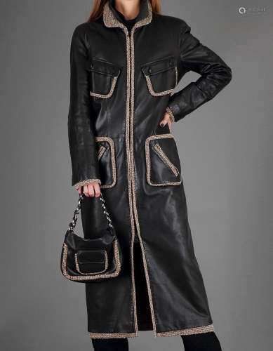 CHANEL, (Collection 2003)Manteau long en cuir noir et tweed ...