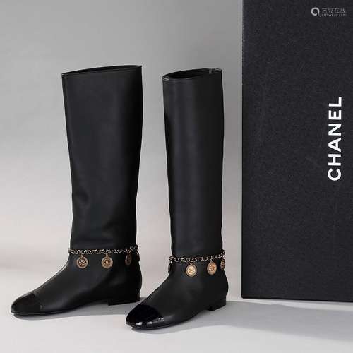 CHANEL,Bottes bicoloresen cuir noir et bout en vernis noir, ...