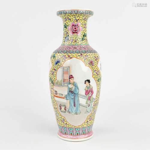 A Chinese vase with Famille rose decor. 20th C. (H:30,5 cm)