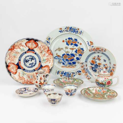 A collection of 11 pieces of Chinese and Japanese porcelain,...
