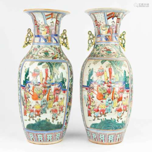 A pair of Chinese vases decorated with warriors. 20th C. (H:...