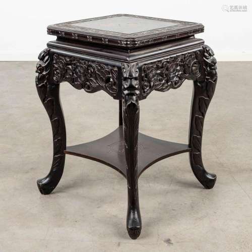 An Oriental stand, hardwood decorated with a floral decor. (...