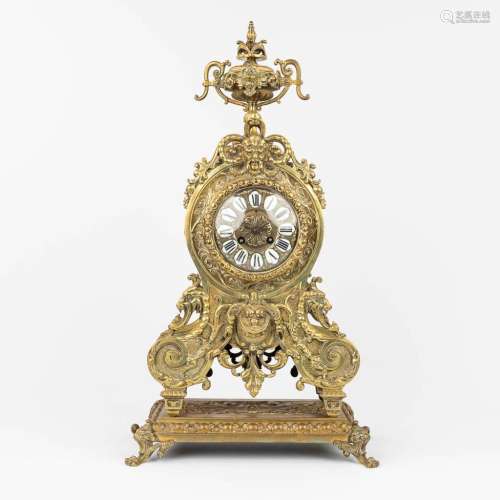 An ornate mantle clock made of bronze. (L:19 x W:32,5 x H:58...