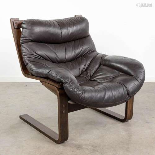 A mid-century cantilevered armchair, made of leather and woo...