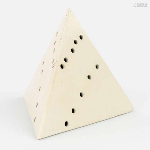 Lucio FONTANA (1899-1968) 'Pyramide' (c. 1967), gesigneerd '...