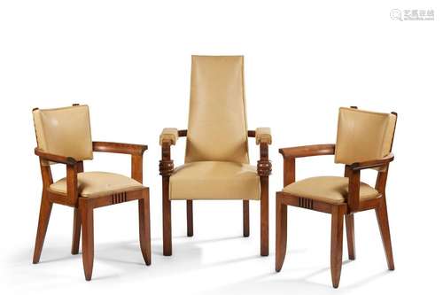 Charles Dudouyt<br />
Trois fauteuils en chêne ciré et cuir ...