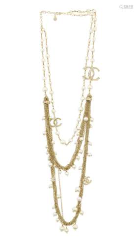 Chanel, sautoir CC multi-rangs en métal doré et simili-perle...