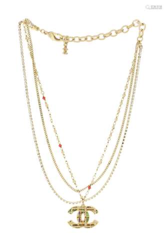Chanel, collier avec pendentif CC Tweed en métal doré, émail...